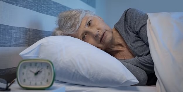 Elderly woman does not sleep at night